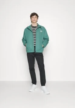 Fila Tantow Jacket - Windjack - Blue Spruce 13 Fila Tantow Jacket - Windjack - Blue Spruce -Algemene Winkel Voor Herenmode 02c71a6d081e40df98caf6492df3bb76