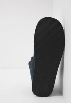 Shepherd Anton - Pantoffels - Dark Navy 12 Shepherd Anton - Pantoffels - Dark Navy -Algemene Winkel Voor Herenmode 056914808c1347be97ef9d0b518434f7