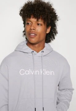Calvin Klein Hero Logo Comfort Hoodie - Sweater - Dapple Gray -Algemene Winkel Voor Herenmode 3d63326e1aee4fbba3b43994a67b5ad5