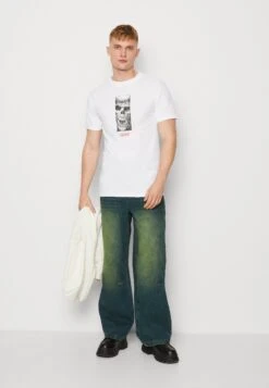 PRIMITIVE Bug Out Tee - T-Shirt Print - White -Algemene Winkel Voor Herenmode 7e292e69131446c188591805ac79c51c