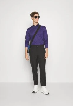 Algemene Winkel Voor Herenmode -Algemene Winkel Voor Herenmode 95db4678a2a84d33ba3f04d1b2b6849a