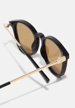 Le Specs Contraband Unisex - Zonnebril - Shiny Black -Algemene Winkel Voor Herenmode 96e03b97d8cc43e6a0348f943bbf4810
