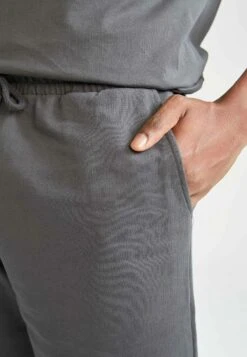 DeFacto Trainingsbroek - Anthracite -Algemene Winkel Voor Herenmode a6f9bf864238431fa8afcfa899b95ed0