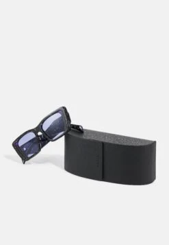 Prada Zonnebril - Violet -Algemene Winkel Voor Herenmode abe82cfbd8f64e7989d6fdec747ac01e