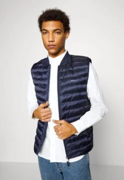 Gant Light Padded Bomber Vest - Bodywarmer - Evening Blue 11 Gant Light Padded Bomber Vest - Bodywarmer - Evening Blue -Algemene Winkel Voor Herenmode d2aa3054d4114d5eab97688bb4683e8a