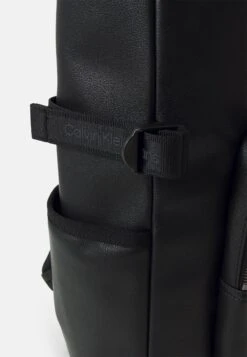 Calvin Klein Jeans Ultralight Roll Top Unisex - Rugzak - Black 10 Calvin Klein Jeans Ultralight Roll Top Unisex - Rugzak - Black -Algemene Winkel Voor Herenmode ed2f949ec277484ea412bd01ceb6c60d