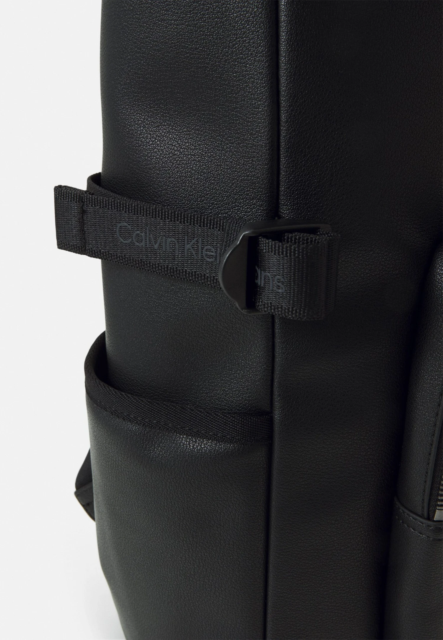 Calvin Klein Jeans Ultralight Roll Top Unisex - Rugzak - Black 6 Calvin Klein Jeans Ultralight Roll Top Unisex - Rugzak - Black - Afbeelding 4