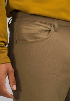 Lululemon Abc Classic 81 Cm - Broek - Khaki -Algemene Winkel Voor Herenmode ff2041061aae4dd18b40509849f2394b